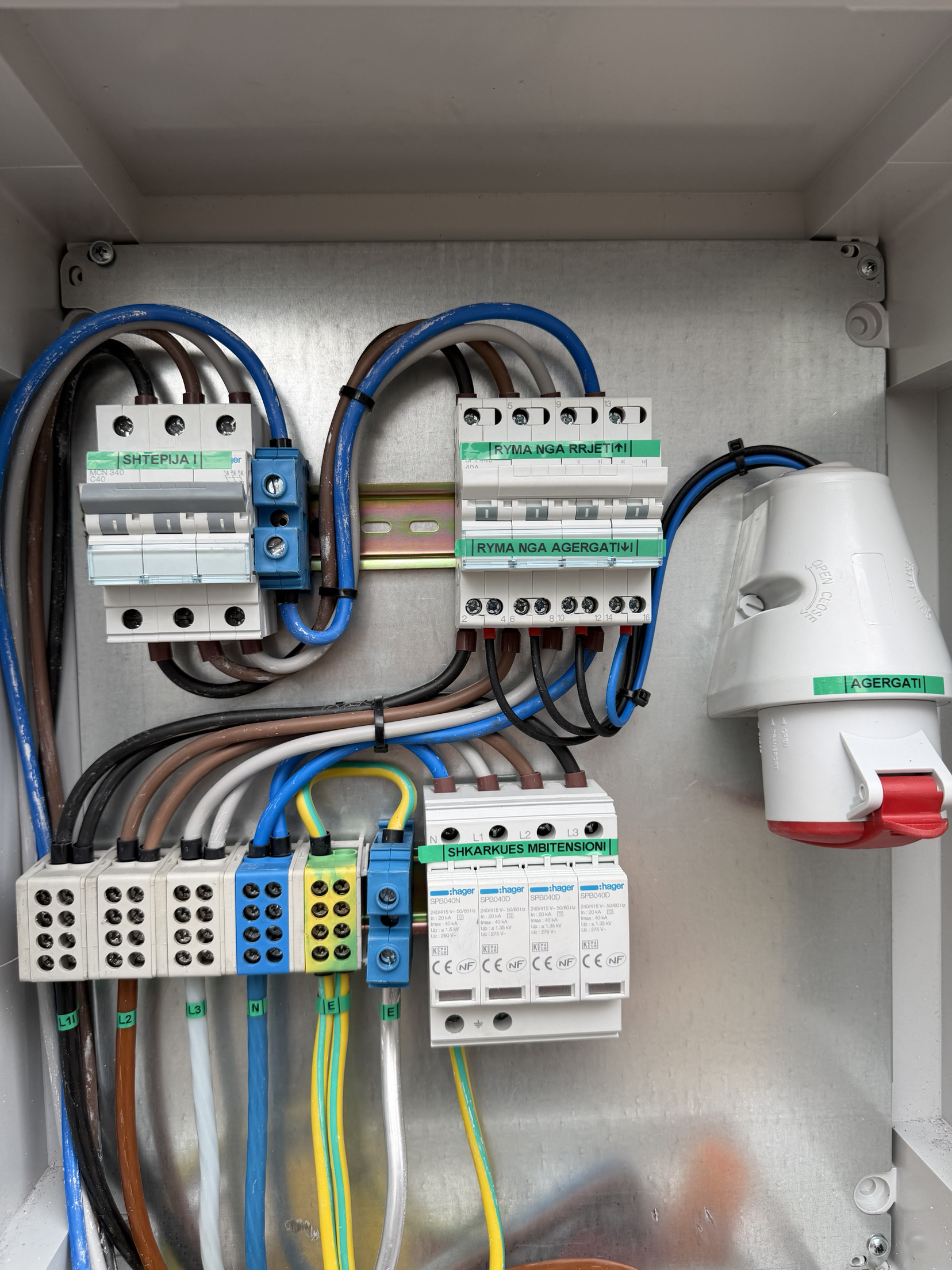 Fabrikë industriale me sistem elektrik të avancuar